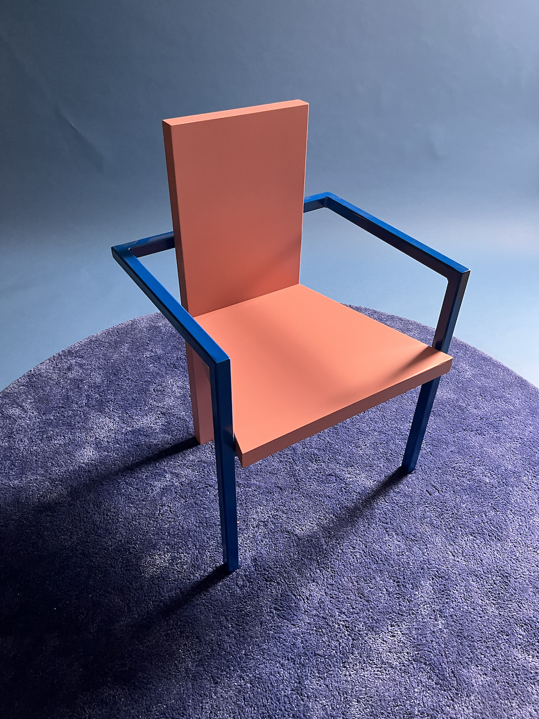 Silla rosa y azul
